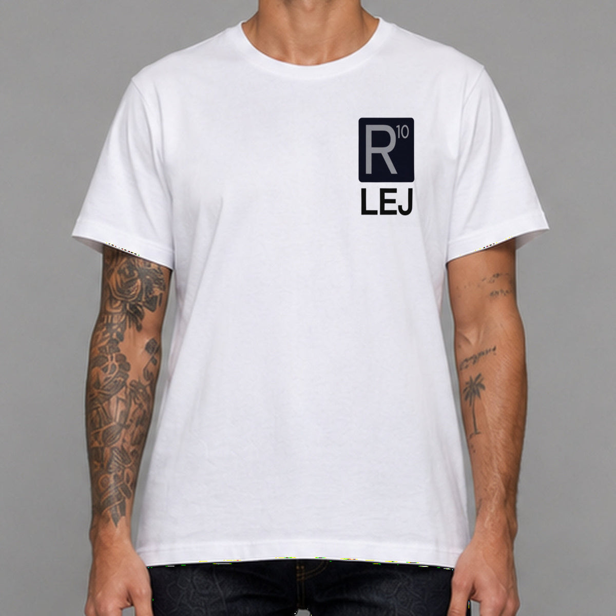 MONORETRO R10 LEJ Heritage Tube Knit T-Shirt in white — worn by male model, front detail