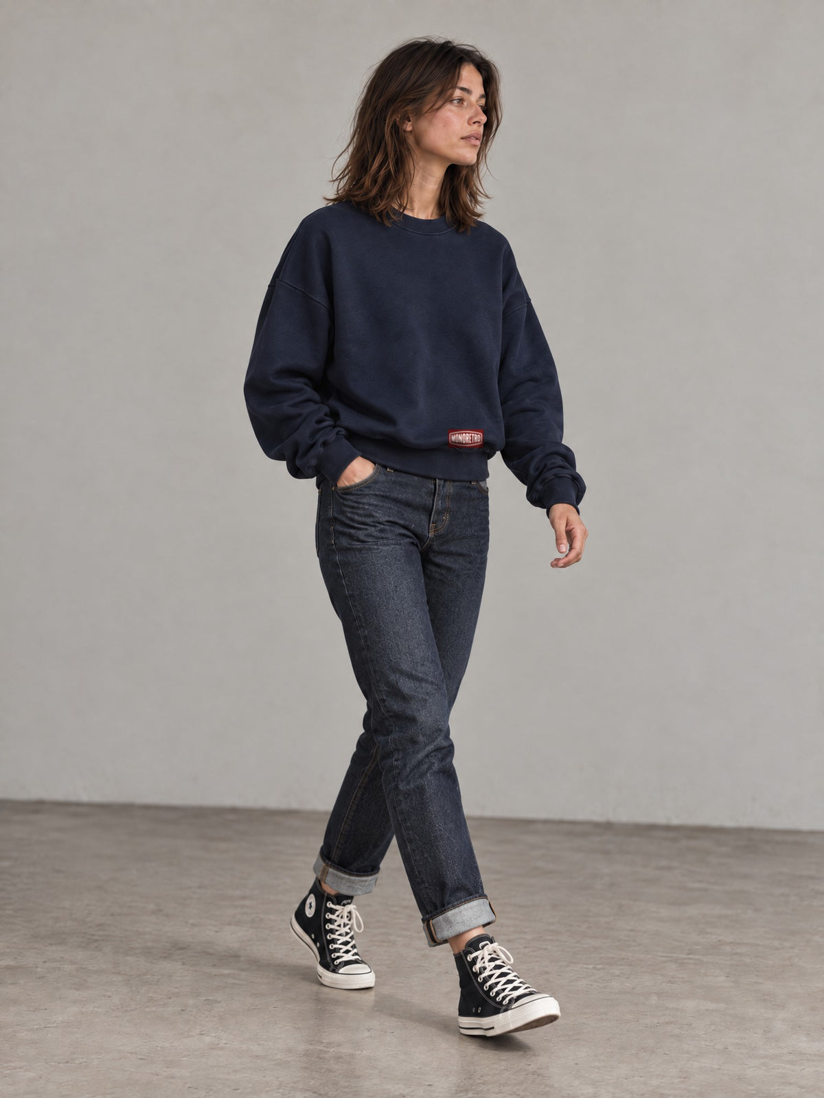 Boxy Sweat in navy, walking